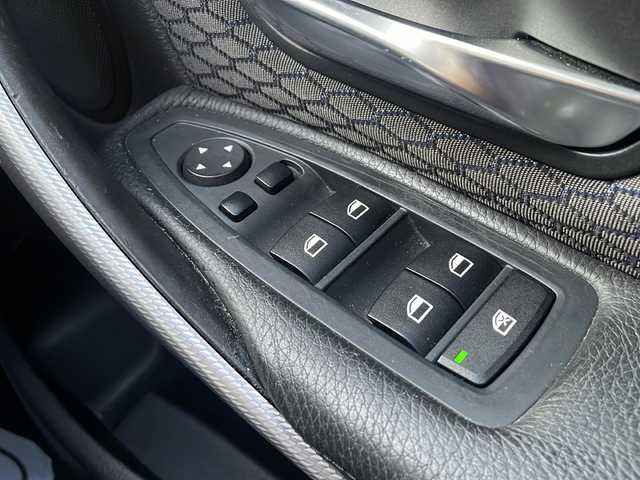 ＢＭＷ ３２８ｉ Mスポーツ 兵庫県 2014(平26)年 5.1万km サファイアブラックP 純正ナビ/　CD/DVD/Bluetooth/USB/AUX/ワンセグテレビ（走行中視聴可）/純正ビルトインETC/前後ドライブレコーダー/パワーステアリング/パワーウインドウ/エンジンスタートボタン/MTモード付AT/パーキングアシスト/アイドリングストップ/アンチロック・ブレーキ・システム/パワーシート（D+N席）/後方コーナーセンサー/横滑り防止装置/盗難防止装置/パドルシフト/シートメモリー/フォグランプ/保証書/取り扱い説明書