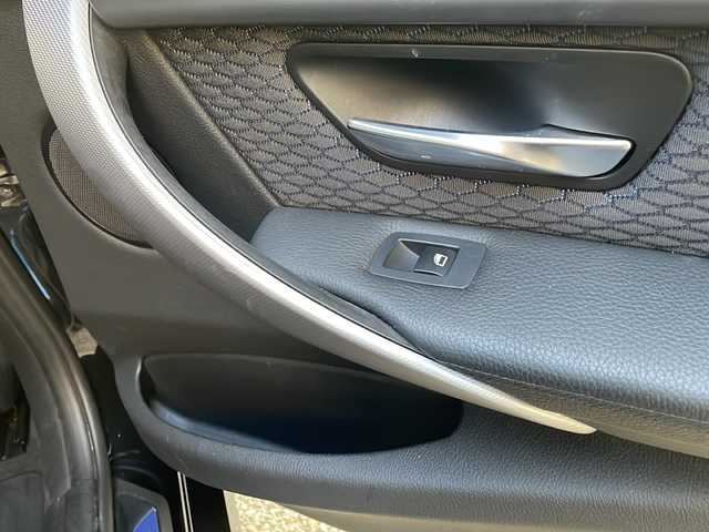 ＢＭＷ ３２８ｉ Mスポーツ 兵庫県 2014(平26)年 5.1万km サファイアブラックP 純正ナビ/　CD/DVD/Bluetooth/USB/AUX/ワンセグテレビ（走行中視聴可）/純正ビルトインETC/前後ドライブレコーダー/パワーステアリング/パワーウインドウ/エンジンスタートボタン/MTモード付AT/パーキングアシスト/アイドリングストップ/アンチロック・ブレーキ・システム/パワーシート（D+N席）/後方コーナーセンサー/横滑り防止装置/盗難防止装置/パドルシフト/シートメモリー/フォグランプ/保証書/取り扱い説明書