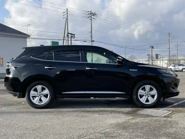 トヨタ ハリアー ハイブリッド プレミアム アドバンスドP 道央・札幌 2014(平26)年 11.4万km ブラック ４WD/純正SDナビ/AM/FM/BT/CD/SD/フルセグ/トヨタセーフティセンス/衝突被害軽減ブレーキ/横滑り防止装置/レーダークルーズコントロール/レーンキープアシスト/クリアランスソナー/バックカメラ/サイドカメラ/フロントカメラ/全方位カメラ/アラウンドビューモニター/ビルトインETC/アイドリングストップ/EVMODE/ECOMODE/パワーバックドア/D席パワーシート/レザーシート/革巻きステアリング/ステアリングリモコン/自動防眩ミラー/MTモード付AT/プッシュスタート/スマートキー/LEDヘッドライト/オートライト/オートマチックハイビーム/フォグランプ/電動格納ミラー/ウィンカーミラー/純正フロアマット/ドアバイザー/純正AW付夏タイヤ積込/235/55/R18/2022年/山5mm