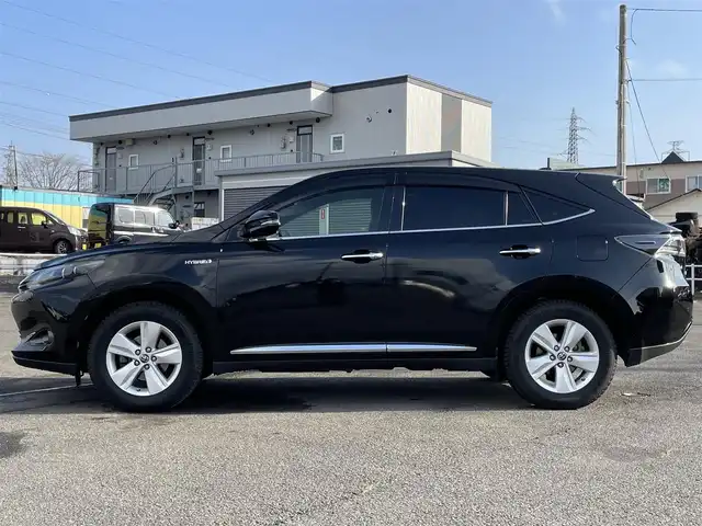 トヨタ ハリアー ハイブリッド プレミアム アドバンスドP 道央・札幌 2014(平26)年 11.4万km ブラック ４WD/純正SDナビ/AM/FM/BT/CD/SD/フルセグ/トヨタセーフティセンス/衝突被害軽減ブレーキ/横滑り防止装置/レーダークルーズコントロール/レーンキープアシスト/クリアランスソナー/バックカメラ/サイドカメラ/フロントカメラ/全方位カメラ/アラウンドビューモニター/ビルトインETC/アイドリングストップ/EVMODE/ECOMODE/パワーバックドア/D席パワーシート/レザーシート/革巻きステアリング/ステアリングリモコン/自動防眩ミラー/MTモード付AT/プッシュスタート/スマートキー/LEDヘッドライト/オートライト/オートマチックハイビーム/フォグランプ/電動格納ミラー/ウィンカーミラー/純正フロアマット/ドアバイザー/純正AW付夏タイヤ積込/235/55/R18/2022年/山5mm