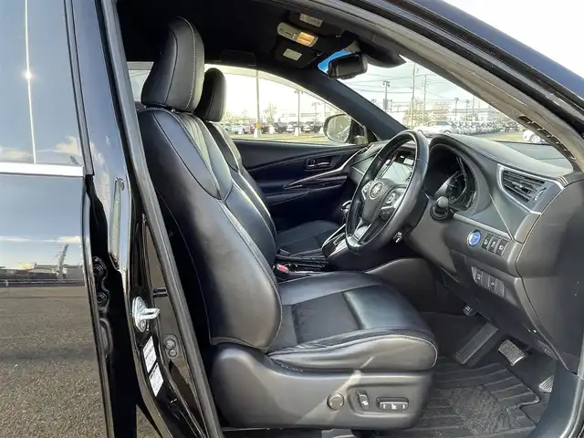 トヨタ ハリアー ハイブリッド プレミアム アドバンスドP 道央・札幌 2014(平26)年 11.4万km ブラック ４WD/純正SDナビ/AM/FM/BT/CD/SD/フルセグ/トヨタセーフティセンス/衝突被害軽減ブレーキ/横滑り防止装置/レーダークルーズコントロール/レーンキープアシスト/クリアランスソナー/バックカメラ/サイドカメラ/フロントカメラ/全方位カメラ/アラウンドビューモニター/ビルトインETC/アイドリングストップ/EVMODE/ECOMODE/パワーバックドア/D席パワーシート/レザーシート/革巻きステアリング/ステアリングリモコン/自動防眩ミラー/MTモード付AT/プッシュスタート/スマートキー/LEDヘッドライト/オートライト/オートマチックハイビーム/フォグランプ/電動格納ミラー/ウィンカーミラー/純正フロアマット/ドアバイザー/純正AW付夏タイヤ積込/235/55/R18/2022年/山5mm