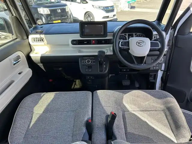 ダイハツ ムーヴ キャンバス ストライプス G 愛知県 2023(令5)年 2.1万km シャイニングホワイトパール/アプリコットピンクメタリック スマートアシスト/　・プリクラッシュセーフティ/　・車線逸脱警報システム/　・先行者発進お知らせ機能/両側パワースライドドア/シートヒーター（全席）/電動パーキングブレーキ/ドライブレコーダー（前後）/ホットカップホルダー（前席）/社外ディスプレイオーディオ/　・Bluetooth/　・CD/DVD/　・AM/FM/　・USB/　・iPod/　・AUX/　・AndroidAuto/社外フロアマット/コーナーセンサー（前後）/LEDヘッドライト/オートライト/カーテンエアバック/ETC/スマートキー/スペアキー×１/取扱説明書/保証書