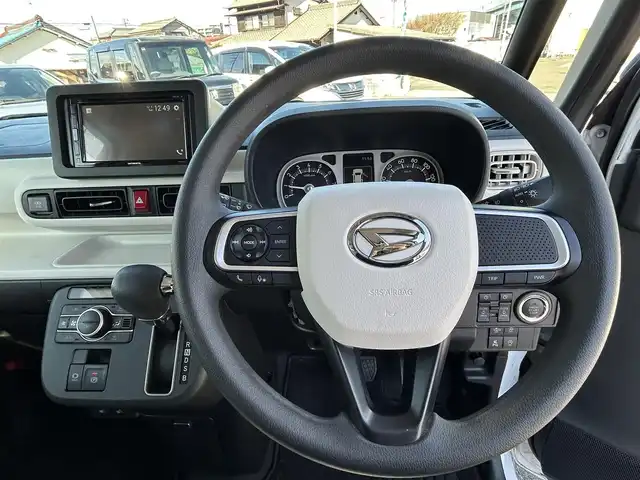 ダイハツ ムーヴ キャンバス ストライプス G 愛知県 2023(令5)年 2.1万km シャイニングホワイトパール/アプリコットピンクメタリック スマートアシスト/　・プリクラッシュセーフティ/　・車線逸脱警報システム/　・先行者発進お知らせ機能/両側パワースライドドア/シートヒーター（全席）/電動パーキングブレーキ/ドライブレコーダー（前後）/ホットカップホルダー（前席）/社外ディスプレイオーディオ/　・Bluetooth/　・CD/DVD/　・AM/FM/　・USB/　・iPod/　・AUX/　・AndroidAuto/社外フロアマット/コーナーセンサー（前後）/LEDヘッドライト/オートライト/カーテンエアバック/ETC/スマートキー/スペアキー×１/取扱説明書/保証書