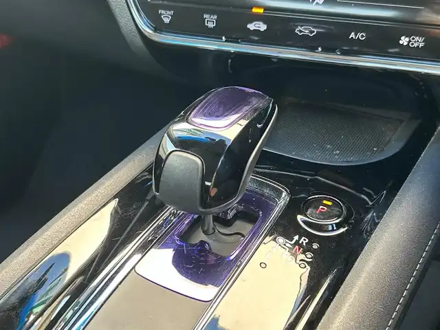 ホンダ ヴェゼル ハイブリッド X 滋賀県 2014(平26)年 7.7万km クリスタルブラックパール 純正メーカーナビ/（FM/AM/CD/DVD/TV/Bluetooth/USB/ipod//HDMI）/シティブレーキアクティブシステム/車両接近通報装置/バックカメラ/ETC/横滑り防止装置/ドライブレコーダー前後/ステアリングスイッチ/ハンズフリーフォン/ECON/プッシュスタート/スマートキー/電子パーキング/ブレーキホールド/SPORTモード/オートエアコン/オートライト/フロントフォグ/純正フロアマット/電動格納ミラー/パドルシフト