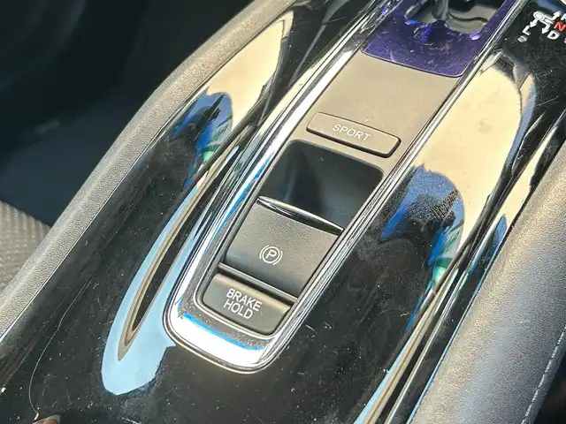 ホンダ ヴェゼル ハイブリッド X 滋賀県 2014(平26)年 7.7万km クリスタルブラックパール 純正メーカーナビ/（FM/AM/CD/DVD/TV/Bluetooth/USB/ipod//HDMI）/シティブレーキアクティブシステム/車両接近通報装置/バックカメラ/ETC/横滑り防止装置/ドライブレコーダー前後/ステアリングスイッチ/ハンズフリーフォン/ECON/プッシュスタート/スマートキー/電子パーキング/ブレーキホールド/SPORTモード/オートエアコン/オートライト/フロントフォグ/純正フロアマット/電動格納ミラー/パドルシフト