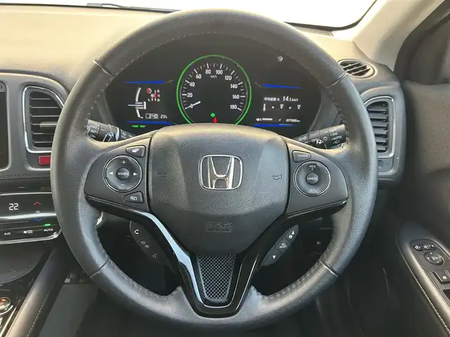 ホンダ ヴェゼル ハイブリッド X 滋賀県 2014(平26)年 7.7万km クリスタルブラックパール 純正メーカーナビ/（FM/AM/CD/DVD/TV/Bluetooth/USB/ipod//HDMI）/シティブレーキアクティブシステム/車両接近通報装置/バックカメラ/ETC/横滑り防止装置/ドライブレコーダー前後/ステアリングスイッチ/ハンズフリーフォン/ECON/プッシュスタート/スマートキー/電子パーキング/ブレーキホールド/SPORTモード/オートエアコン/オートライト/フロントフォグ/純正フロアマット/電動格納ミラー/パドルシフト