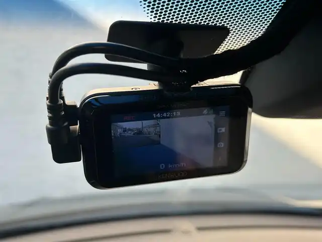 ホンダ ヴェゼル ハイブリッド X 滋賀県 2014(平26)年 7.7万km クリスタルブラックパール 純正メーカーナビ/（FM/AM/CD/DVD/TV/Bluetooth/USB/ipod//HDMI）/シティブレーキアクティブシステム/車両接近通報装置/バックカメラ/ETC/横滑り防止装置/ドライブレコーダー前後/ステアリングスイッチ/ハンズフリーフォン/ECON/プッシュスタート/スマートキー/電子パーキング/ブレーキホールド/SPORTモード/オートエアコン/オートライト/フロントフォグ/純正フロアマット/電動格納ミラー/パドルシフト