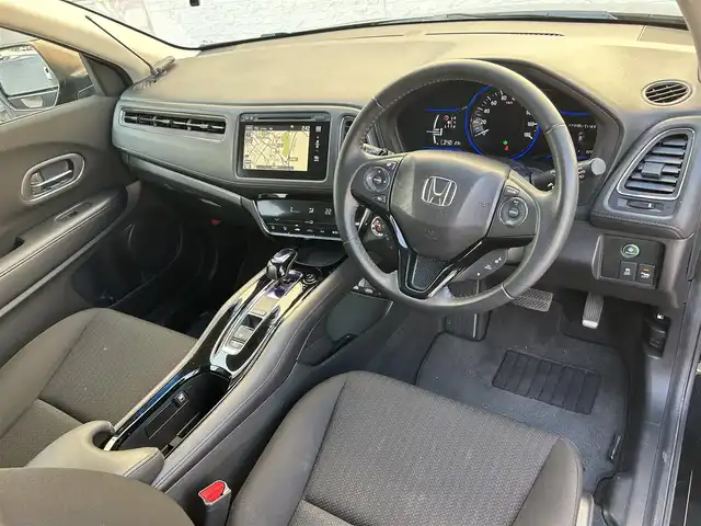 ホンダ ヴェゼル ハイブリッド X 滋賀県 2014(平26)年 7.7万km クリスタルブラックパール 純正メーカーナビ/（FM/AM/CD/DVD/TV/Bluetooth/USB/ipod//HDMI）/シティブレーキアクティブシステム/車両接近通報装置/バックカメラ/ETC/横滑り防止装置/ドライブレコーダー前後/ステアリングスイッチ/ハンズフリーフォン/ECON/プッシュスタート/スマートキー/電子パーキング/ブレーキホールド/SPORTモード/オートエアコン/オートライト/フロントフォグ/純正フロアマット/電動格納ミラー/パドルシフト