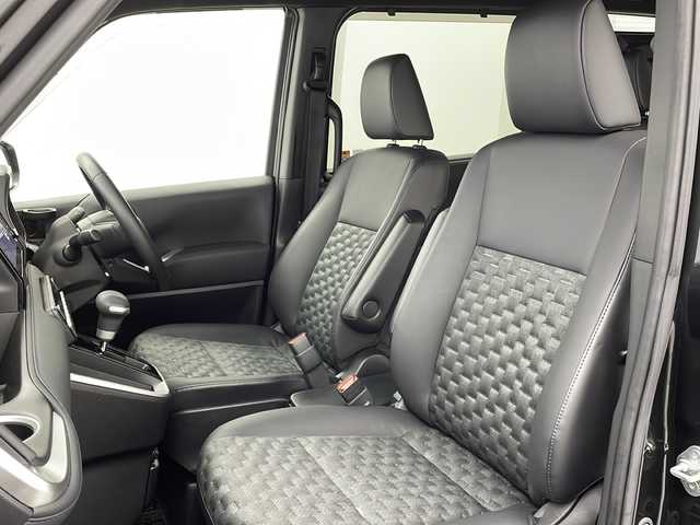 トヨタ ヴォクシー S－Z 大阪府 2022(令4)年 2.5万km グリッターブラックガラスフレーク 純正10.5インチディスプレイオーディオ/【ナビ/BT/フルセグTV/USB/DVD/HDMI]/バックカメラ/ETC2.0/ドライブレコーダー前後　TZ-DR210/快適利便パッケージ/・オットマン/・パワーバックドア/・ハンズフリーデュアルパワースライドドア/・ナイノーX/・ステアリングヒーター/・二列目シートヒーター/両側パワースライドドア/衝突被害軽減システム/ブラインドスポットモニター/クルーズコントロール追従/コーナーセンサー前後/オートライト/サンシェード/ハーフレザーシート/純正17インチAW/ワンオーナ/スペアキー