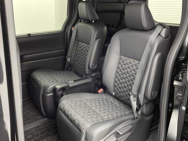 トヨタ ヴォクシー S－Z 大阪府 2022(令4)年 2.5万km グリッターブラックガラスフレーク 純正10.5インチディスプレイオーディオ/【ナビ/BT/フルセグTV/USB/DVD/HDMI]/バックカメラ/ETC2.0/ドライブレコーダー前後　TZ-DR210/快適利便パッケージ/・オットマン/・パワーバックドア/・ハンズフリーデュアルパワースライドドア/・ナイノーX/・ステアリングヒーター/・二列目シートヒーター/両側パワースライドドア/衝突被害軽減システム/ブラインドスポットモニター/クルーズコントロール追従/コーナーセンサー前後/オートライト/サンシェード/ハーフレザーシート/純正17インチAW/ワンオーナ/スペアキー