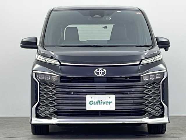 トヨタ ヴォクシー S－Z 大阪府 2022(令4)年 2.5万km グリッターブラックガラスフレーク 純正10.5インチディスプレイオーディオ/【ナビ/BT/フルセグTV/USB/DVD/HDMI]/バックカメラ/ETC2.0/ドライブレコーダー前後　TZ-DR210/快適利便パッケージ/・オットマン/・パワーバックドア/・ハンズフリーデュアルパワースライドドア/・ナイノーX/・ステアリングヒーター/・二列目シートヒーター/両側パワースライドドア/衝突被害軽減システム/ブラインドスポットモニター/クルーズコントロール追従/コーナーセンサー前後/オートライト/サンシェード/ハーフレザーシート/純正17インチAW/ワンオーナ/スペアキー