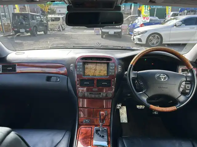 トヨタ セルシオ eR 東京都 2005(平17)年 9.9万km ブラック 純正DVDナビ/AM/FM/CD/DVD/MD/バックカメラ/D＋N席パワーシート/ポジションメモリー/レザーシート/クルーズコントロール/ステアリングスイッチ/本革巻きステアリング/車外バックカメラ/ステアリングスイッチ/サンルーフ/リアパワーサンシェード/ウッド調インストルメントパネル/MT付AT/TRCモード/PWRモード/ECTモード/SNOWモード/スマートキー/スペアキー/純正フロアマット/社外20インチアルミホイール/AFS/取扱説明書