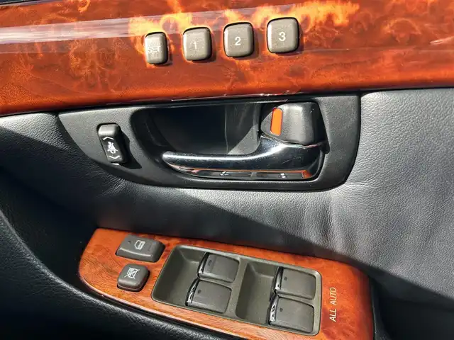 トヨタ セルシオ eR 東京都 2005(平17)年 9.9万km ブラック 純正DVDナビ/AM/FM/CD/DVD/MD/バックカメラ/D＋N席パワーシート/ポジションメモリー/レザーシート/クルーズコントロール/ステアリングスイッチ/本革巻きステアリング/車外バックカメラ/ステアリングスイッチ/サンルーフ/リアパワーサンシェード/ウッド調インストルメントパネル/MT付AT/TRCモード/PWRモード/ECTモード/SNOWモード/スマートキー/スペアキー/純正フロアマット/社外20インチアルミホイール/AFS/取扱説明書