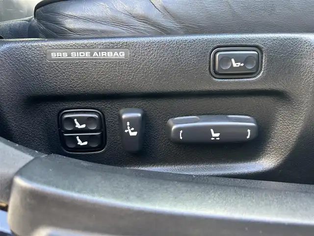 トヨタ セルシオ eR 東京都 2005(平17)年 9.9万km ブラック 純正DVDナビ/AM/FM/CD/DVD/MD/バックカメラ/D＋N席パワーシート/ポジションメモリー/レザーシート/クルーズコントロール/ステアリングスイッチ/本革巻きステアリング/車外バックカメラ/ステアリングスイッチ/サンルーフ/リアパワーサンシェード/ウッド調インストルメントパネル/MT付AT/TRCモード/PWRモード/ECTモード/SNOWモード/スマートキー/スペアキー/純正フロアマット/社外20インチアルミホイール/AFS/取扱説明書