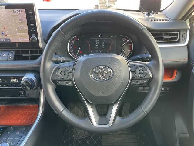 トヨタ ＲＡＶ４ アドベンチャー 青森県 2020(令2)年 6.2万km アッシュグレーメタリック/アーバンカーキ 4WD/純正9インチディスプレイオーディオナビ/OPパノラミックビューモニター/合皮スポーティシート/OP前席エアシート・シートヒーター/運転席パワーシート/ステアリングヒーター/セーフティセンス/プリクラッシュセーフティ/レーダークルーズコントロール/レーントレーシングアシスト/オートマチックハイビーム/OPブラインドスポットモニター/ビルトインETC/前後ドライブレコーダー/LEDヘッドライト/オートライト/フォグランプ/ルーフレール/純正19インチアルミ/スペアキー/R3.R5.R6.R7年記録簿有り/保証書・取説書
