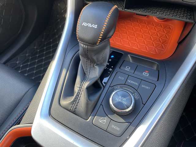 トヨタ ＲＡＶ４ アドベンチャー 青森県 2020(令2)年 6.2万km アッシュグレーメタリック/アーバンカーキ 4WD/純正9インチディスプレイオーディオナビ/OPパノラミックビューモニター/合皮スポーティシート/OP前席エアシート・シートヒーター/運転席パワーシート/ステアリングヒーター/セーフティセンス/プリクラッシュセーフティ/レーダークルーズコントロール/レーントレーシングアシスト/オートマチックハイビーム/OPブラインドスポットモニター/ビルトインETC/前後ドライブレコーダー/LEDヘッドライト/オートライト/フォグランプ/ルーフレール/純正19インチアルミ/スペアキー/R3.R5.R6.R7年記録簿有り/保証書・取説書