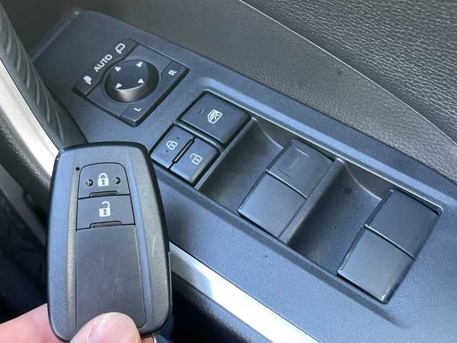 トヨタ ＲＡＶ４ アドベンチャー 青森県 2020(令2)年 6.2万km アッシュグレーメタリック/アーバンカーキ 4WD/純正9インチディスプレイオーディオナビ/OPパノラミックビューモニター/合皮スポーティシート/OP前席エアシート・シートヒーター/運転席パワーシート/ステアリングヒーター/セーフティセンス/プリクラッシュセーフティ/レーダークルーズコントロール/レーントレーシングアシスト/オートマチックハイビーム/OPブラインドスポットモニター/ビルトインETC/前後ドライブレコーダー/LEDヘッドライト/オートライト/フォグランプ/ルーフレール/純正19インチアルミ/スペアキー/R3.R5.R6.R7年記録簿有り/保証書・取説書