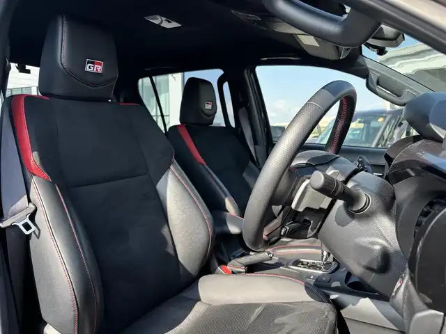 トヨタ ハイラックス Z GRスポーツ 奈良県 2024(令6)年 1.1万km アティチュードブラックマイカ 純正ナビ　/BT/USB/全方位カメラ　/パワーシート　/ハーフレザーシート　/ＥＴＣ　/追従型クルーズコントロール　/前後コーナーセンサー　/センターデフロック　/ダウンヒルアシストコントロール　/全方位ドライブレコーダー　/ＡＡＣ/スマートイー/パドルシフト/フロアマット/純正18インチアルミホイール/衝突被害軽減システム