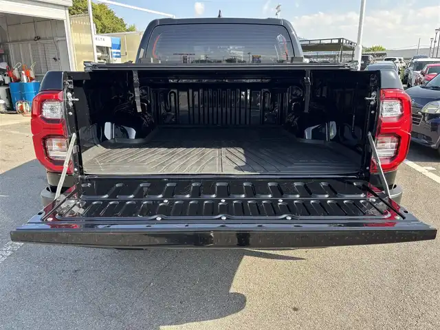 トヨタ ハイラックス Z GRスポーツ 奈良県 2024(令6)年 1.1万km アティチュードブラックマイカ 純正ナビ　/BT/USB/全方位カメラ　/パワーシート　/ハーフレザーシート　/ＥＴＣ　/追従型クルーズコントロール　/前後コーナーセンサー　/センターデフロック　/ダウンヒルアシストコントロール　/全方位ドライブレコーダー　/ＡＡＣ/スマートイー/パドルシフト/フロアマット/純正18インチアルミホイール/衝突被害軽減システム