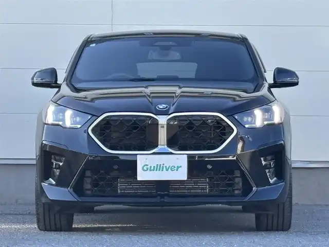 ＢＭＷ ＢＭＷ Ｘ２ xDrive 20i Mスポーツ 茨城県 2024(令6)年 1.4万km サファイアブラックP 純正ナビ/　(AM/FM/Bluetooth/AppleCarPlay)/Connected Drive/　(YouTube/Disney＋/Alexa)/全方位カメラ/全方位ドライブレコーダー/ミラー内蔵型ETC/アンビエントライト/ブラインドスポットモニター/ヘッドアップディスプレイ/前後コーナーセンサー/電動リアゲート/ハーフレザーシート/ハンドルヒーター/シートヒーター(D＋N席)/パワーシート(D＋N席)/純正フロアマット/純正アルミホイール/LEDヘッドライト/プッシュスタート