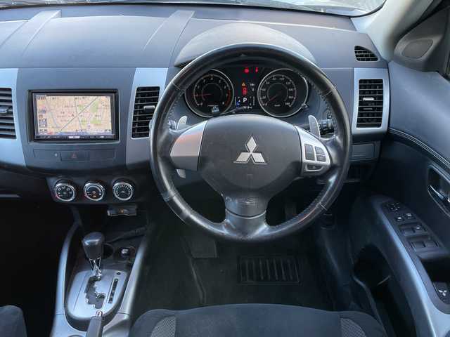 三菱 アウトランダー 24G 神奈川県 2009(平21)年 7.6万km ミディアムパープリッシュグレーマイカ メモリナビ/フルセグテレビ/クルーズコントロール/ETC/コーナーセンサー/電動格納ミラー/パドルシフト/オートライト/フォグランプ/純正ドアバイザー/純正フロアマット