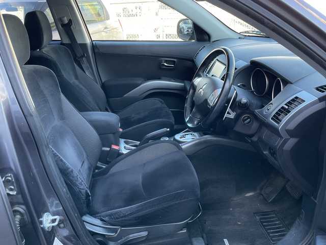 三菱 アウトランダー 24G 神奈川県 2009(平21)年 7.6万km ミディアムパープリッシュグレーマイカ メモリナビ/フルセグテレビ/クルーズコントロール/ETC/コーナーセンサー/電動格納ミラー/パドルシフト/オートライト/フォグランプ/純正ドアバイザー/純正フロアマット