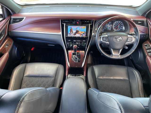 トヨタ ハリアー プレミアム 三重県 2016(平28)年 12.4万km ホワイトパールクリスタルシャイン 登録時123216km/フルモデリスタ/三眼ヘッドライト/ハーフレザーシート/禁煙車/ワンオーナー/純正ナビ/（AM/FM/TV/Bluetooth）/フルセグTV/バックカメラ/ビルトインETC/クルーズコントロール/ステアリングスイッチ/オートライト/パワーシート/パワーバックドア/レーンディパーチャーアラート/ISOFIX/スペアキー/プッシュスタート/純正フロアマット