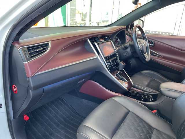 トヨタ ハリアー プレミアム 三重県 2016(平28)年 12.4万km ホワイトパールクリスタルシャイン 登録時123216km/フルモデリスタ/三眼ヘッドライト/ハーフレザーシート/禁煙車/ワンオーナー/純正ナビ/（AM/FM/TV/Bluetooth）/フルセグTV/バックカメラ/ビルトインETC/クルーズコントロール/ステアリングスイッチ/オートライト/パワーシート/パワーバックドア/レーンディパーチャーアラート/ISOFIX/スペアキー/プッシュスタート/純正フロアマット