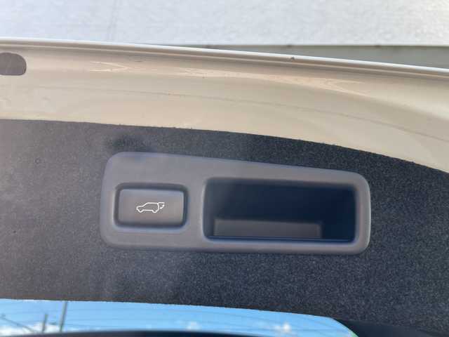 トヨタ ハリアー プレミアム 三重県 2016(平28)年 12.4万km ホワイトパールクリスタルシャイン 登録時123216km/フルモデリスタ/三眼ヘッドライト/ハーフレザーシート/禁煙車/ワンオーナー/純正ナビ/（AM/FM/TV/Bluetooth）/フルセグTV/バックカメラ/ビルトインETC/クルーズコントロール/ステアリングスイッチ/オートライト/パワーシート/パワーバックドア/レーンディパーチャーアラート/ISOFIX/スペアキー/プッシュスタート/純正フロアマット