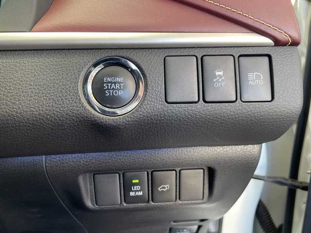 トヨタ ハリアー プレミアム 三重県 2016(平28)年 12.4万km ホワイトパールクリスタルシャイン 登録時123216km/フルモデリスタ/三眼ヘッドライト/ハーフレザーシート/禁煙車/ワンオーナー/純正ナビ/（AM/FM/TV/Bluetooth）/フルセグTV/バックカメラ/ビルトインETC/クルーズコントロール/ステアリングスイッチ/オートライト/パワーシート/パワーバックドア/レーンディパーチャーアラート/ISOFIX/スペアキー/プッシュスタート/純正フロアマット