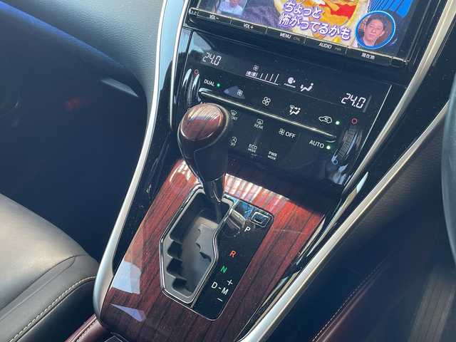 トヨタ ハリアー プレミアム 三重県 2016(平28)年 12.4万km ホワイトパールクリスタルシャイン 登録時123216km/フルモデリスタ/三眼ヘッドライト/ハーフレザーシート/禁煙車/ワンオーナー/純正ナビ/（AM/FM/TV/Bluetooth）/フルセグTV/バックカメラ/ビルトインETC/クルーズコントロール/ステアリングスイッチ/オートライト/パワーシート/パワーバックドア/レーンディパーチャーアラート/ISOFIX/スペアキー/プッシュスタート/純正フロアマット