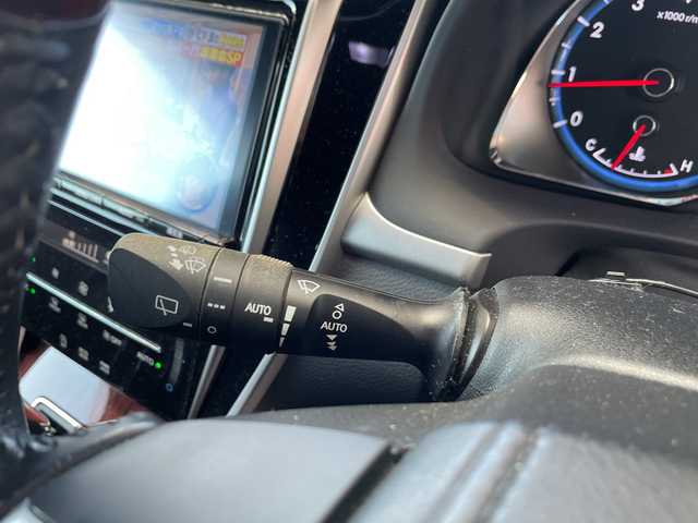 トヨタ ハリアー プレミアム 三重県 2016(平28)年 12.4万km ホワイトパールクリスタルシャイン 登録時123216km/フルモデリスタ/三眼ヘッドライト/ハーフレザーシート/禁煙車/ワンオーナー/純正ナビ/（AM/FM/TV/Bluetooth）/フルセグTV/バックカメラ/ビルトインETC/クルーズコントロール/ステアリングスイッチ/オートライト/パワーシート/パワーバックドア/レーンディパーチャーアラート/ISOFIX/スペアキー/プッシュスタート/純正フロアマット