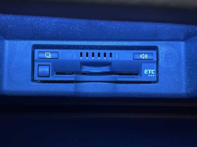 トヨタ ハリアー プレミアム 三重県 2016(平28)年 12.4万km ホワイトパールクリスタルシャイン 登録時123216km/フルモデリスタ/三眼ヘッドライト/ハーフレザーシート/禁煙車/ワンオーナー/純正ナビ/（AM/FM/TV/Bluetooth）/フルセグTV/バックカメラ/ビルトインETC/クルーズコントロール/ステアリングスイッチ/オートライト/パワーシート/パワーバックドア/レーンディパーチャーアラート/ISOFIX/スペアキー/プッシュスタート/純正フロアマット