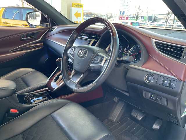 トヨタ ハリアー プレミアム 三重県 2016(平28)年 12.4万km ホワイトパールクリスタルシャイン 登録時123216km/フルモデリスタ/三眼ヘッドライト/ハーフレザーシート/禁煙車/ワンオーナー/純正ナビ/（AM/FM/TV/Bluetooth）/フルセグTV/バックカメラ/ビルトインETC/クルーズコントロール/ステアリングスイッチ/オートライト/パワーシート/パワーバックドア/レーンディパーチャーアラート/ISOFIX/スペアキー/プッシュスタート/純正フロアマット