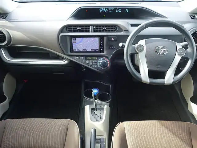 トヨタ アクア G 山形県 2014(平26)年 7.1万km ブラックマイカ 純正HDDナビ/　　【CD DVD BT ワンセグ USB AM/FM】/バックカメラ/オートライト/シートヒーター/15インチアルミホイール/アイドリングストップ/ステアリングスイッチ/電動格納ウィンカーミラー/フロアマット/ドアバイザ―/スマートキー/ETC