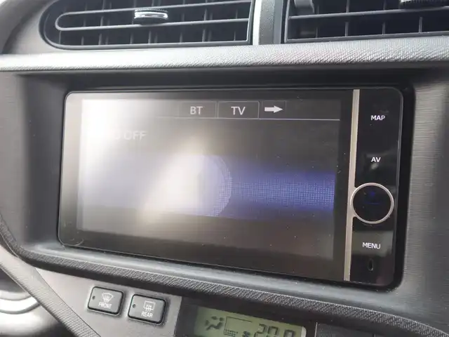 トヨタ アクア G 山形県 2014(平26)年 7.1万km ブラックマイカ 純正HDDナビ/　　【CD DVD BT ワンセグ USB AM/FM】/バックカメラ/オートライト/シートヒーター/15インチアルミホイール/アイドリングストップ/ステアリングスイッチ/電動格納ウィンカーミラー/フロアマット/ドアバイザ―/スマートキー/ETC