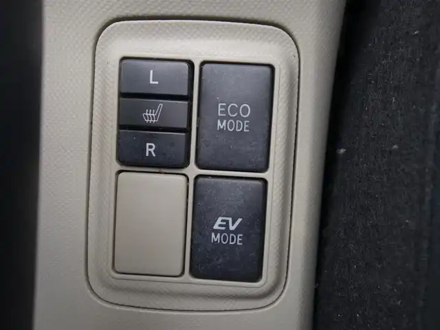 トヨタ アクア G 山形県 2014(平26)年 7.1万km ブラックマイカ 純正HDDナビ/　　【CD DVD BT ワンセグ USB AM/FM】/バックカメラ/オートライト/シートヒーター/15インチアルミホイール/アイドリングストップ/ステアリングスイッチ/電動格納ウィンカーミラー/フロアマット/ドアバイザ―/スマートキー/ETC