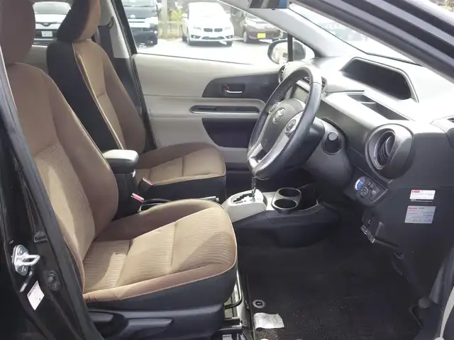 トヨタ アクア G 山形県 2014(平26)年 7.1万km ブラックマイカ 純正HDDナビ/　　【CD DVD BT ワンセグ USB AM/FM】/バックカメラ/オートライト/シートヒーター/15インチアルミホイール/アイドリングストップ/ステアリングスイッチ/電動格納ウィンカーミラー/フロアマット/ドアバイザ―/スマートキー/ETC