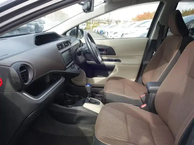 トヨタ アクア G 山形県 2014(平26)年 7.1万km ブラックマイカ 純正HDDナビ/　　【CD DVD BT ワンセグ USB AM/FM】/バックカメラ/オートライト/シートヒーター/15インチアルミホイール/アイドリングストップ/ステアリングスイッチ/電動格納ウィンカーミラー/フロアマット/ドアバイザ―/スマートキー/ETC