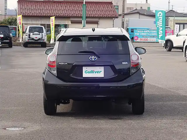トヨタ アクア G 山形県 2014(平26)年 7.1万km ブラックマイカ 純正HDDナビ/　　【CD DVD BT ワンセグ USB AM/FM】/バックカメラ/オートライト/シートヒーター/15インチアルミホイール/アイドリングストップ/ステアリングスイッチ/電動格納ウィンカーミラー/フロアマット/ドアバイザ―/スマートキー/ETC