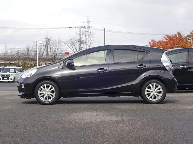 トヨタ アクア G 山形県 2014(平26)年 7.1万km ブラックマイカ 純正HDDナビ/　　【CD DVD BT ワンセグ USB AM/FM】/バックカメラ/オートライト/シートヒーター/15インチアルミホイール/アイドリングストップ/ステアリングスイッチ/電動格納ウィンカーミラー/フロアマット/ドアバイザ―/スマートキー/ETC