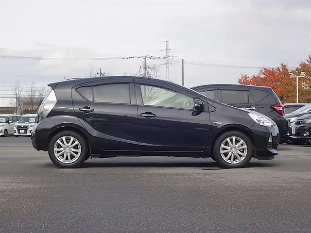 トヨタ アクア G 山形県 2014(平26)年 7.1万km ブラックマイカ 純正HDDナビ/　　【CD DVD BT ワンセグ USB AM/FM】/バックカメラ/オートライト/シートヒーター/15インチアルミホイール/アイドリングストップ/ステアリングスイッチ/電動格納ウィンカーミラー/フロアマット/ドアバイザ―/スマートキー/ETC