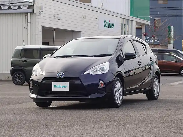 トヨタ アクア G 山形県 2014(平26)年 7.1万km ブラックマイカ 純正HDDナビ/　　【CD DVD BT ワンセグ USB AM/FM】/バックカメラ/オートライト/シートヒーター/15インチアルミホイール/アイドリングストップ/ステアリングスイッチ/電動格納ウィンカーミラー/フロアマット/ドアバイザ―/スマートキー/ETC