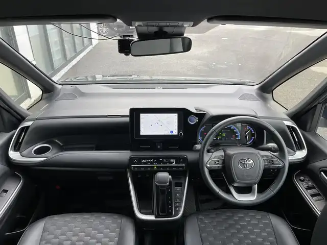 トヨタ ヴォクシー ハイブリッド S－Z 道央・札幌 2022(令4)年 4.3万km アティチュードブラックマイカ ４WD/寒冷地仕様/純正ディスプレイオーディオ（ナビ付）/CD/DVD/BT/フルセグ/プリクラッシュセーフティ/横滑り防止装置/レーダークルーズコントロール/レーンキープアシスト/パーキングアシスト/クリアランスソナー/プロアクティブドライビングアシスト/パーキングサポートブレーキ/ロードサインアシスト/バックカメラ/ビルトインETC2.0/ドライブレコーダー/EVMODE/DRIVEMODE切替/ワイパーデアイサー/両側パワースライドドア/ユニバーサルステップ/前席シートヒーター/ハーフレザーシート/革巻きステアリング/ステアリングリモコン/AC100V/電動パーキング/ブレーキホールド/プッシュスタート/スマートキー/LEDヘッドライト/オートライト/オートハイビーム/ヘッドライトレベライザー/電動格納ミラー/ウィンカーミラー/フロアマット/ドアバイザー