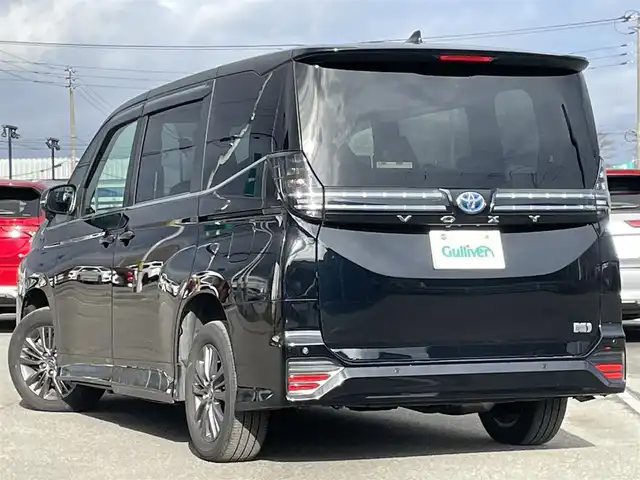 トヨタ ヴォクシー ハイブリッド S－Z 道央・札幌 2022(令4)年 4.3万km アティチュードブラックマイカ ４WD/寒冷地仕様/純正ディスプレイオーディオ（ナビ付）/CD/DVD/BT/フルセグ/プリクラッシュセーフティ/横滑り防止装置/レーダークルーズコントロール/レーンキープアシスト/パーキングアシスト/クリアランスソナー/プロアクティブドライビングアシスト/パーキングサポートブレーキ/ロードサインアシスト/バックカメラ/ビルトインETC2.0/ドライブレコーダー/EVMODE/DRIVEMODE切替/ワイパーデアイサー/両側パワースライドドア/ユニバーサルステップ/前席シートヒーター/ハーフレザーシート/革巻きステアリング/ステアリングリモコン/AC100V/電動パーキング/ブレーキホールド/プッシュスタート/スマートキー/LEDヘッドライト/オートライト/オートハイビーム/ヘッドライトレベライザー/電動格納ミラー/ウィンカーミラー/フロアマット/ドアバイザー