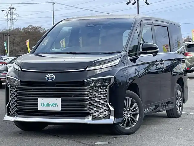トヨタ ヴォクシー ハイブリッド S－Z 道央・札幌 2022(令4)年 4.3万km アティチュードブラックマイカ ４WD/寒冷地仕様/純正ディスプレイオーディオ（ナビ付）/CD/DVD/BT/フルセグ/プリクラッシュセーフティ/横滑り防止装置/レーダークルーズコントロール/レーンキープアシスト/パーキングアシスト/クリアランスソナー/プロアクティブドライビングアシスト/パーキングサポートブレーキ/ロードサインアシスト/バックカメラ/ビルトインETC2.0/ドライブレコーダー/EVMODE/DRIVEMODE切替/ワイパーデアイサー/両側パワースライドドア/ユニバーサルステップ/前席シートヒーター/ハーフレザーシート/革巻きステアリング/ステアリングリモコン/AC100V/電動パーキング/ブレーキホールド/プッシュスタート/スマートキー/LEDヘッドライト/オートライト/オートハイビーム/ヘッドライトレベライザー/電動格納ミラー/ウィンカーミラー/フロアマット/ドアバイザー