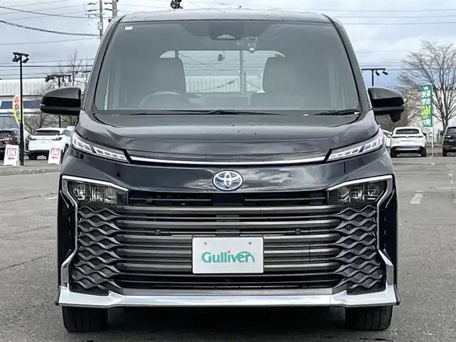 トヨタ ヴォクシー ハイブリッド S－Z 道央・札幌 2022(令4)年 4.3万km アティチュードブラックマイカ ４WD/寒冷地仕様/純正ディスプレイオーディオ（ナビ付）/CD/DVD/BT/フルセグ/プリクラッシュセーフティ/横滑り防止装置/レーダークルーズコントロール/レーンキープアシスト/パーキングアシスト/クリアランスソナー/プロアクティブドライビングアシスト/パーキングサポートブレーキ/ロードサインアシスト/バックカメラ/ビルトインETC2.0/ドライブレコーダー/EVMODE/DRIVEMODE切替/ワイパーデアイサー/両側パワースライドドア/ユニバーサルステップ/前席シートヒーター/ハーフレザーシート/革巻きステアリング/ステアリングリモコン/AC100V/電動パーキング/ブレーキホールド/プッシュスタート/スマートキー/LEDヘッドライト/オートライト/オートハイビーム/ヘッドライトレベライザー/電動格納ミラー/ウィンカーミラー/フロアマット/ドアバイザー