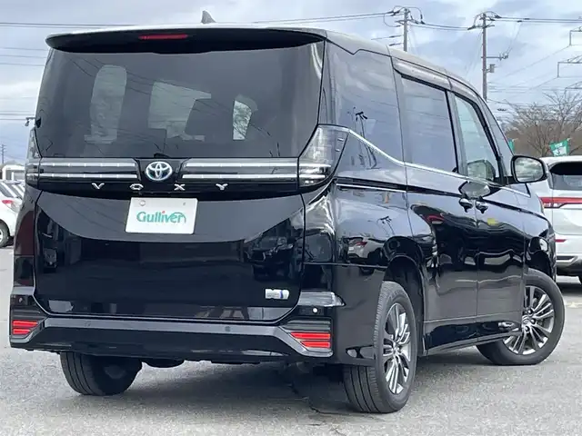 トヨタ ヴォクシー ハイブリッド S－Z 道央・札幌 2022(令4)年 4.3万km アティチュードブラックマイカ ４WD/寒冷地仕様/純正ディスプレイオーディオ（ナビ付）/CD/DVD/BT/フルセグ/プリクラッシュセーフティ/横滑り防止装置/レーダークルーズコントロール/レーンキープアシスト/パーキングアシスト/クリアランスソナー/プロアクティブドライビングアシスト/パーキングサポートブレーキ/ロードサインアシスト/バックカメラ/ビルトインETC2.0/ドライブレコーダー/EVMODE/DRIVEMODE切替/ワイパーデアイサー/両側パワースライドドア/ユニバーサルステップ/前席シートヒーター/ハーフレザーシート/革巻きステアリング/ステアリングリモコン/AC100V/電動パーキング/ブレーキホールド/プッシュスタート/スマートキー/LEDヘッドライト/オートライト/オートハイビーム/ヘッドライトレベライザー/電動格納ミラー/ウィンカーミラー/フロアマット/ドアバイザー