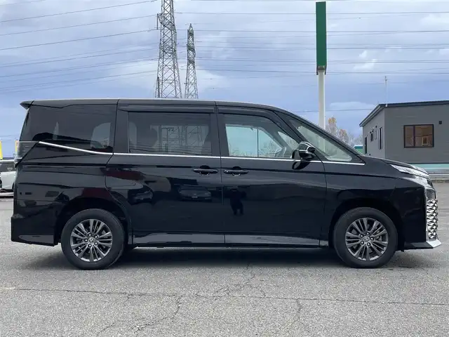 トヨタ ヴォクシー ハイブリッド S－Z 道央・札幌 2022(令4)年 4.3万km アティチュードブラックマイカ ４WD/寒冷地仕様/純正ディスプレイオーディオ（ナビ付）/CD/DVD/BT/フルセグ/プリクラッシュセーフティ/横滑り防止装置/レーダークルーズコントロール/レーンキープアシスト/パーキングアシスト/クリアランスソナー/プロアクティブドライビングアシスト/パーキングサポートブレーキ/ロードサインアシスト/バックカメラ/ビルトインETC2.0/ドライブレコーダー/EVMODE/DRIVEMODE切替/ワイパーデアイサー/両側パワースライドドア/ユニバーサルステップ/前席シートヒーター/ハーフレザーシート/革巻きステアリング/ステアリングリモコン/AC100V/電動パーキング/ブレーキホールド/プッシュスタート/スマートキー/LEDヘッドライト/オートライト/オートハイビーム/ヘッドライトレベライザー/電動格納ミラー/ウィンカーミラー/フロアマット/ドアバイザー