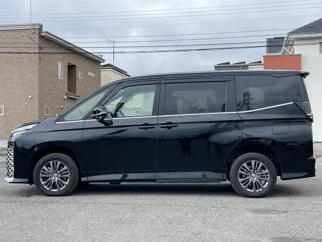 トヨタ ヴォクシー ハイブリッド S－Z 道央・札幌 2022(令4)年 4.3万km アティチュードブラックマイカ ４WD/寒冷地仕様/純正ディスプレイオーディオ（ナビ付）/CD/DVD/BT/フルセグ/プリクラッシュセーフティ/横滑り防止装置/レーダークルーズコントロール/レーンキープアシスト/パーキングアシスト/クリアランスソナー/プロアクティブドライビングアシスト/パーキングサポートブレーキ/ロードサインアシスト/バックカメラ/ビルトインETC2.0/ドライブレコーダー/EVMODE/DRIVEMODE切替/ワイパーデアイサー/両側パワースライドドア/ユニバーサルステップ/前席シートヒーター/ハーフレザーシート/革巻きステアリング/ステアリングリモコン/AC100V/電動パーキング/ブレーキホールド/プッシュスタート/スマートキー/LEDヘッドライト/オートライト/オートハイビーム/ヘッドライトレベライザー/電動格納ミラー/ウィンカーミラー/フロアマット/ドアバイザー